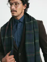 Camisa de manga larga con cuello button-down y bolsillo frontal. Confeccionada en tejido con elastano para mayor comodidad y libertad de movimiento.