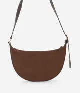 Cartera bandolera de formato media luna, confeccionada en material sintético efecto gamuza color marrón. Presenta correa larga ajustable con costuras a la vista y cierre superior con cremallera.
