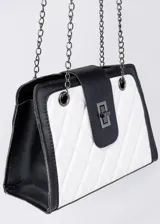 Cartera al hombro de cuero sintético, con diseño acolchado a rombos en blanco y negro. Tiene una repartición con cierre, correa de cadena y correa de cuero sintético.