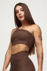 Top deportivo marrón acanalado, con diseño de un solo hombro y textura Ultra Sculpt.