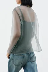 Top de tejido doble combinado semitransparente color verde, compuesto por una musculosa interior y una capa superior de manga larga con cuello redondo.