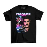 Remera negra de algodón con estampa frontal estilo retro que incluye retratos de Ricky Fort, un auto de lujo y el texto 'Majame Forever'.