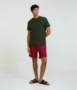 Bermuda recta de playa masculina en algodón texturizado color rojo, con diseño de rayas sutiles y lazo en la cintura.