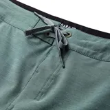 Boardshort Roark Chiller de poliéster reciclado con stretch, color verde, cintura con cordón ajustable y bolsillos.