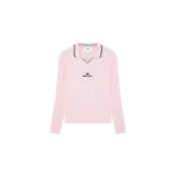 Sweater de punto en color rosado, con cuello polo y ribetes en contraste, manga larga y logo bordado en el pecho.