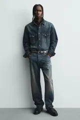 Mocasín de vestir negro, estilo penny loafer con antifaz en el empeine. Presenta forro y plantilla interior a tono, y suela track gruesa y dentada.