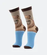 Medias de caña alta de algodón con bloques de color y estampado de carpincho.