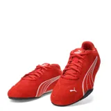 Championes Puma modelo Catch Sd, color rojo con detalles en blanco. Confeccionados en gamuza, presentan el diseño clásico de la marca con la franja lateral característica y suela de perfil bajo.