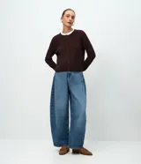 Cardigan de punto color marrón chocolate, con cuello redondo, cierre frontal con botones y mangas largas. Presenta un diseño clásico con acabado canelado en el escote y los puños.