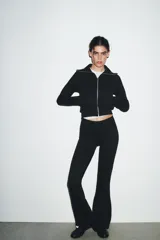 Pantalón de tiro alto color marrón, con cintura elástica y bajo acampanado (flare).