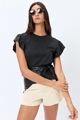 Short blanco de algodón con elastano, calce medio, bolsillos funcionales y tajos pequeños en el ruedo.