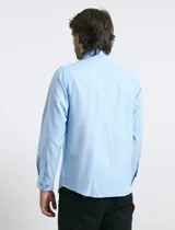 Camisa de manga larga con cuello button-down, bolsillo frontal y botones de madera.
