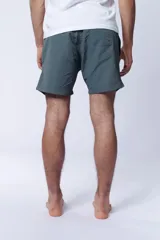 Short de baño verde con estampado ripstop.