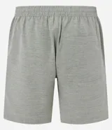 Bermuda de sarga con estampa rayada en color gris, de corte recto y largo por encima de la rodilla. Posee cintura elástica ajustable mediante cordón blanco y bolsillos laterales.