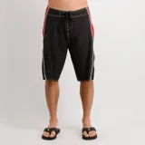 Short de baño tipo boardshort O'Neill modelo Superfreak Y2k, en combinación de colores negro, rojo y blanco, con diseño geométrico y cordón de ajuste en la cintura.