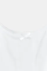 Vestido midi de corte corsetero color blanco, con escote redondo, tirantes finos y detalle de lazo en el delantero. Falda con frunces y cierre en la espalda con cremallera oculta.