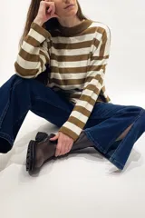 Sweater tejido a rayas horizontales color marrón y beige, de manga larga y cuello redondo.