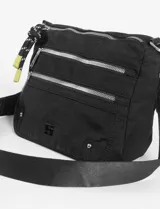 Bandolera negra de poliéster con múltiples compartimentos frontales con cierre metálico, correa ajustable y detalles en color verde lima en los tiradores.