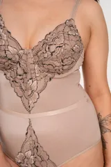 Body color avellana de lycra y puntilla elastizada, con aro y copa forrada, detalle en la cintura, breteles elásticos regulables y broche en la entrepierna con fundillo de algodón.