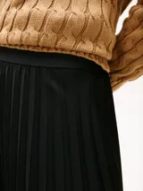 Falda midi plisada negra con cintura elástica con logo de Tommy Hilfiger estampado.