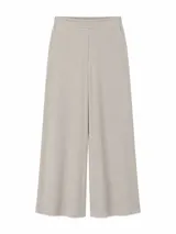 Pantalón de corte recto y tiro alto, con cintura elástica y bolsillos laterales. Diseño minimalista en color beige.