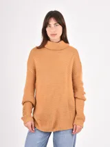 Buzo de tejido de punto con cuello alto, manga larga y corte holgado.
