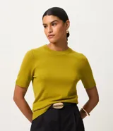 Blusa de punto de manga corta y cuello redondo, confeccionada en mezcla de viscosa y poliamida de la marca Cortelle.