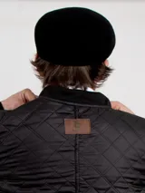 Campera bomber aviador azul con cuello alto, cierre frontal y bolsillos laterales. Diseño acolchado con patrón de rombos.