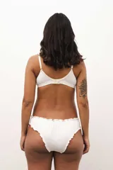 Vedetina de algodón suave color negro con terminaciones fruncidas.