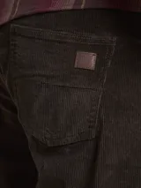 Pantalón de pana marrón de corte recto.