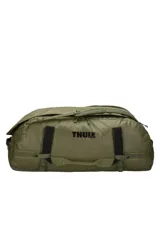Bolso de viaje tipo duffel Thule Chasm 130L, color verde oliva. Fabricado en lona tarpaulin resistente y repelente al agua, cuenta con gran apertura superior, correas convertibles para usar como mochila, bolsillos internos de malla y cierres compatibles con candado.