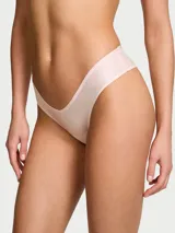 Panty estilo cheeky de talle bajo y pierna alta, color rosado, con diseño en V al frente y tiras en la espalda.