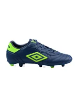 Championes de fútbol Umbro modelo Touch FG, color negro con detalles en turquesa. Presentan el logo de la marca en el lateral y suela con tapones para terreno firme.