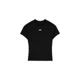 Remera negra de manga corta con diseño fruncido en toda la superficie y cuello redondo. Cuenta con un pequeño logo blanco bordado en el centro del pecho.