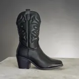 Bota estilo texana de caña media, color negro, con diseño de costuras decorativas en el frente y en la caña. Cuenta con taco cuadrado y punta ligeramente redondeada.