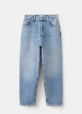 Pantalón mom jean de tiro alto con lavado clásico y silueta relajada.