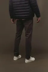 Pantalon de gabardina color tostado, de corte recto y ajuste clásico.