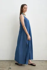 Vestido largo a rayas verdes y blancas, con escote redondo, sin mangas y aberturas laterales.