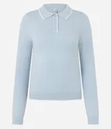 Blusa de punto color blanco con cuello polo, manga larga y detalles de ribete en contraste color negro en el cuello, puños y ruedo. Confeccionada en mezcla de viscosa, poliéster y poliamida.