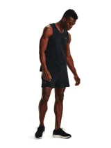 Short deportivo Under Armour modelo Launch Pro 5, diseñado para running. Confeccionado en tejido ultraligero y elástico en cuatro direcciones, cuenta con forro interior de malla para mayor transpirabilidad, cintura elástica con cordón interno, bolsillo central trasero expandible y detalles reflectantes.