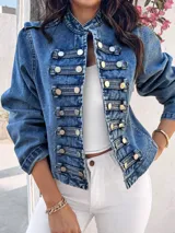 Chaqueta de denim estilo militar con cuello mao, cierre frontal con botones metálicos y detalles de trabillas horizontales. Presenta hombreras decorativas y diseño estructurado.