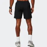 Short deportivo negro de alto rendimiento con cintura elástica y cordón ajustable. Cuenta con múltiples bolsillos, incluyendo opciones con cremallera y ocultos, y un pequeño logo reflectante en el dobladillo inferior.