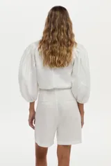 Short sastrero blanco de lino, con tiro alto, perneras anchas y pinzas en la parte delantera.