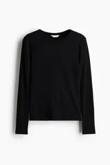Remera negra entallada de manga larga, confeccionada en tejido de punto de algodón acanalado con cuello redondo.