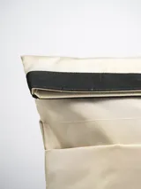 Mochila negra de poliéster con cierre superior enrollable, asa de mano y tirantes ajustables.