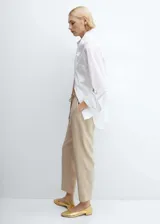 Pantalon de corte jogger confeccionado en tejido fluido, con cintura elástica y lazo ajustable. Presenta diseño largo y dos bolsillos laterales.