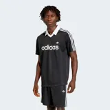 Camiseta Adidas Originals de estilo retro, color negro con cuello polo en contraste blanco. Presenta el logo de la marca estampado en el frente y las icónicas tres tiras en los hombros. Confeccionada en tejido de poliéster reciclado con un corte holgado.