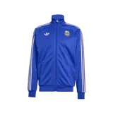 Campera deportiva Adidas de la selección argentina, color azul con cierre frontal, cuello alto, puños y cintura acanalados. Presenta las icónicas tres tiras blancas en las mangas, el logo del trébol de Adidas en el pecho derecho y el escudo de la AFA en el pecho izquierdo.