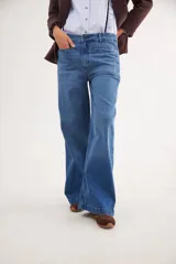 Pantalón de jean con corte recto y tiro medio-alto, de calce relajado y diseño clásico en color azul medio.