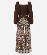 Vestido midi de viscosa con estampado de follaje, escote cuadrado y mangas largas con puños elásticos. Presenta un corte evasé y un lazo fino en la cintura.